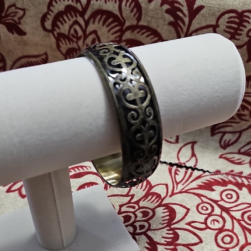 Elegant Black and Silver Patterned Ring
